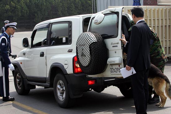 공군은 이날 금속탐지기와 폭발물탐지 군견까지 동원해 검문검색을 강화했다.  [사진-통일뉴스 조성봉 기자]