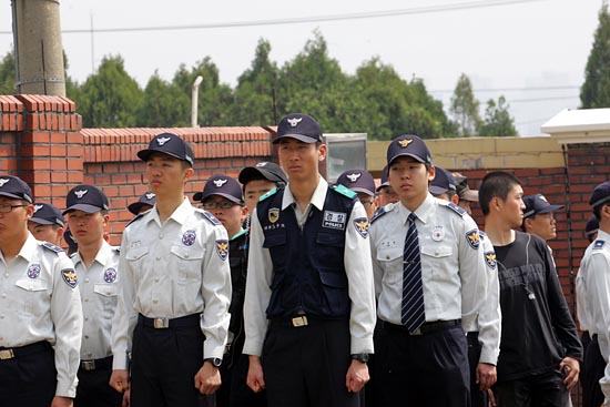 서울공항 제2출입구의 삼엄한 경비를 위해 배치된 경찰들[사진-통일뉴스 조성봉 기자]