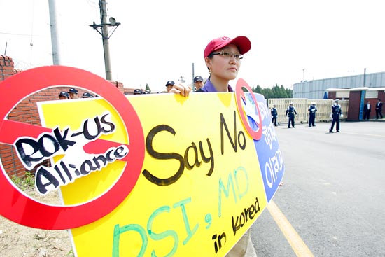 기자회견이 끝난 후 시민사회단체회원들은 이명박 대통령이 출국할 때까지 릴레이 1인 시위를 벌였다.[사진-통일뉴스 조성봉 기자]