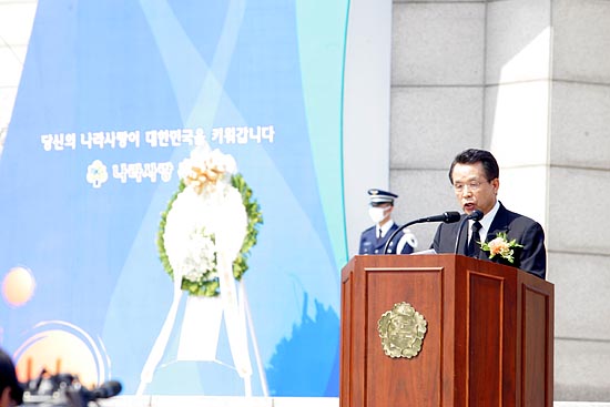 한승수 국무총리는 4.19 48주년을 맞아 열린 기념식에서 