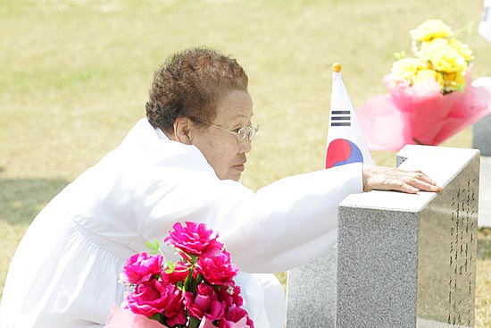 “아버지 저 왔어요”4.19때 돌아가신 아버지의 묘비를 어루만지는 딸.[사진-통일뉴스 조성봉 기자]