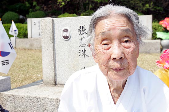 48년전 둘째아들을 가슴에 묻은 박순임(94세, 인천)씨는 아직도 아들을 떠올리면 가슴이 아프다고 말했다. 둘째아들 장기수(당시나이 19세)씨는 4.19일 광주대법원 앞에서 총을 맞아 복부를 관통당해 신외과 병원에서 수술을 받은 후 다음날 사망했다. [사진-통일뉴스 조성봉 기자]