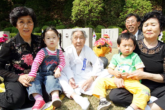 4.19를 맞아 둘째아들의 묘를 찾은 박순임씨(94세,인천)의 가족들.[사진-통일뉴스 조성봉 기자]