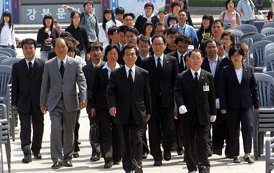 4.19혁명열사 헌화및 분향식을 위해 국립묘지를 찾은 민주노동당 당직자들.[사진-통일뉴스 조성봉 기자]