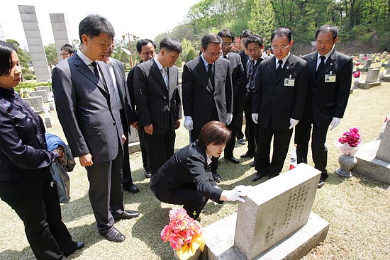 4월혁명 열사의 묘비를 어루만지며 열사의 넋을 기리고 있는 심상정 진보신당 공동대표.[사진-통일뉴스 조성봉 기자]