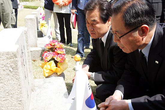 안타까운 마음으로 4월혁명 열사의 묘비를 바라보고 있는 천영세 민주노동당 대표와 권영길 의원.[사진-통일뉴스 조성봉 기자]