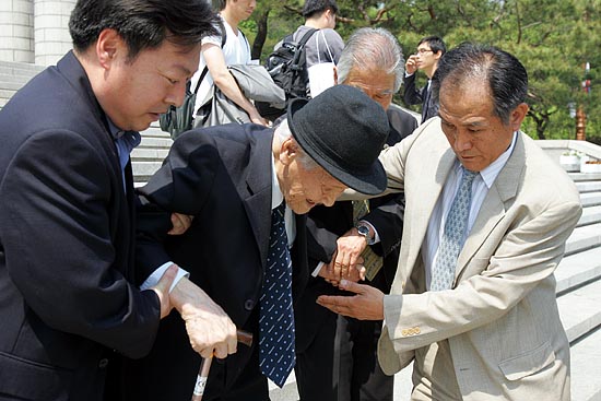 도산 안창호 선생의 비서실장으로 독립운동에 전 생애를 바친 구익균 선생도 불편한 몸을 이끌고 4.19국립묘지를 찾았다.[사진-통일뉴스 조성봉 기자]