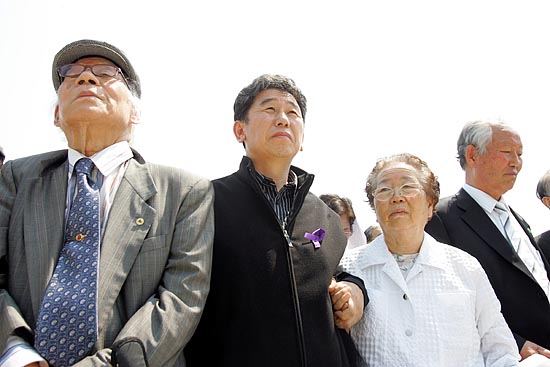 두손을 꼭 잡고 있는 이석행 민주노총 위원장과 전태일열사 어머니 이소선 여사.[사진-통일뉴스 조성봉 기자]