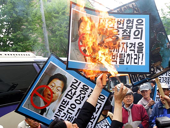 기자회견을 마친후 제기동 성당 앞에서는 '삼성특검반대 국민연대' 회원 30여명이 김용철 변호사 얼굴 사진 위에 불을 붙이며 기습시위를 열었다.[사진-통일뉴스 조성봉 기자]