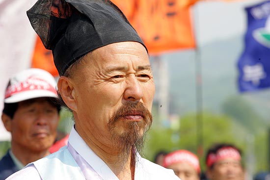 청학동에서 태어나 수십년동안 한우를 키우고 있다는 서인석(55세)씨는 광우병 걸린 미친소가 우리 밥상에 올라오는 것을  지켜보고만 있을수 없어 어렵게 상경했다고 말했다.  [사진-통일뉴스 조성봉 기자]