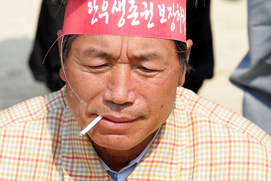 깊은 시름에 담배를 태우고 있는 농민. [사진-통일뉴스 조성봉 기자]