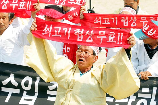 '수입쇠고기 전면개방'에 반대하는 성난 농민들.[사진-통일뉴스 조성봉 기자]