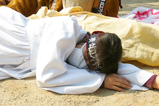 수입쇠고기 전면개방 반대를 위한 퍼포먼스의 한 장면. [사진-통일뉴스 조성봉 기자]