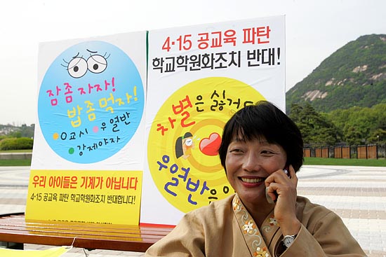 단식농성 중에 이석행 민주노총 위원장의 안부전화가 걸려왔다. [사진-통일뉴스 조성봉 기자]