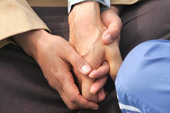 지지 방문을 해준 김귀식 전 전교조위원장과 두손을 꼭 잡은 정진화 전교조 위원장.[사진-통일뉴스 조성봉 기자]