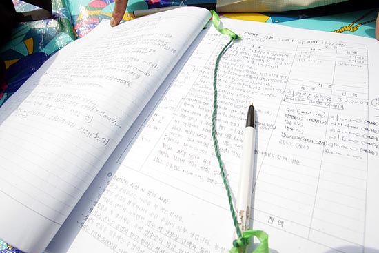 정진화 전교조위원장의 단식농성의 일지. 빼곡히 적혀있는 일정에는 단식농성이 얼마나 치열하게 진행되는 지를 엿볼수 있다.[사진-통일뉴스 조성봉 기자]