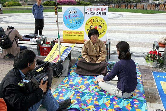 정진화 전교조위원장은 단식농성중에도 공교육을 포기한 4.15발표의 부당성을 알려나가기 위해 언론사와의 인터뷰를 끊임없이 진행하고 있다. [사진-통일뉴스 조성봉 기자]