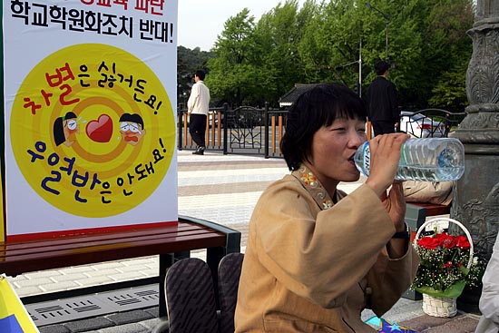 '타는 목마름으로'.더위로 인해 물을 마시고 있는 있는 정 위원장.[사진-통일뉴스 조성봉 기자]