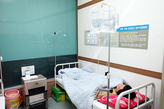 6일째 단식으로 몸과 마음이 수척해진 정 위원장. 의사의 권고로 수액을 맞고 있다.[사진-통일뉴스 조성봉 기자]