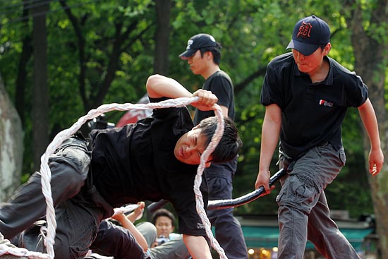 회사에서 고용한 구사대에게 얻어 맞고 있는 현장 노동자들의 모습을 재현한 문화공연.[사진-통일뉴스 조성봉 기자]