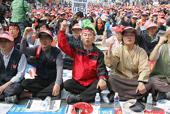 민주노총은 10대 대정부 요구안 발표하고, 정부에게 