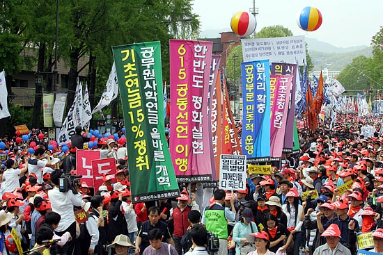 '대정부 10대요구안' 내용이 담겨 있는 깃발.[사진-통일뉴스 조성봉 기자]