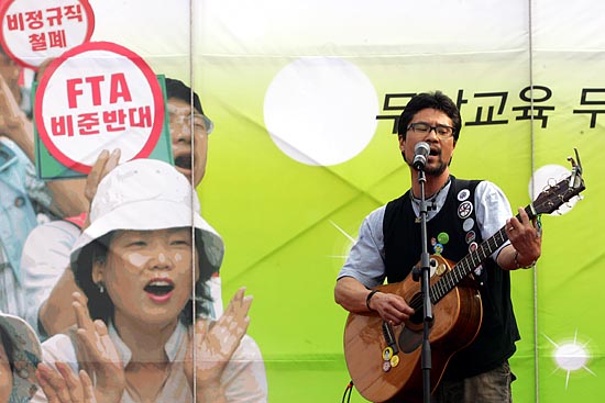 노동자들과 언제나 함께 하는 민중가수 박준.그는 노래로써 이명박정권의 反노동자 정책을 규탄했다. [사진-통일뉴스 조성봉 기자]