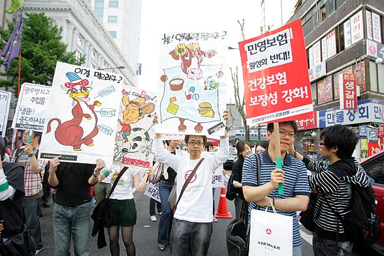 '미국산 쇠고기 수입 전면개방'을  풍자하며 직접 만든 피켓도 눈에 띈다.[사진-통일뉴스 조성봉 기자]