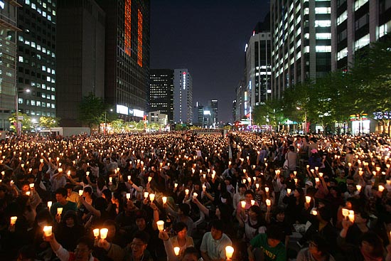 2일 저녁 청계광장에 15,000여 명이 넘는 시민들이 광우병 쇠고기 수입을 반대하며, 대통령 탄핵을 촉구했다. [사진-통일뉴스 조성봉 기자]
