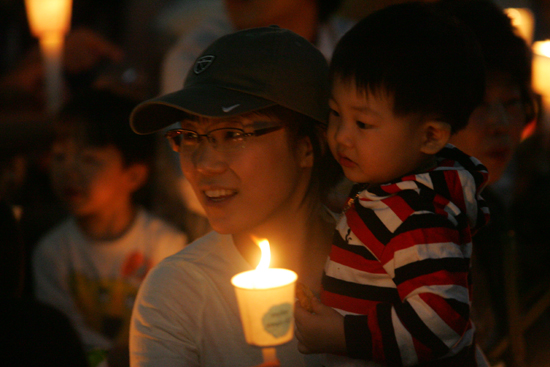 '아이에게 광우병 걱정 없는 세상을.' [사진-통일뉴스 조성봉 기자]