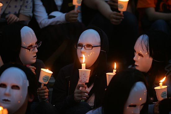 얼굴에 표정없는 백색 가면을 쓰고 집회에 참석한 온라인 카페 ‘미친소닷넷’ 학생들은 “미친 소를 먹이려하는 대통령 때문에 우리 국민들의 얼굴이 좀비처럼 변해버린 것을 상징하려고 가면을 쓰고 집회에 참석했다”고 말했다. [사진-통일뉴스 조성봉 기자]