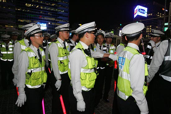갑자기 불어난 촛불시위 인파로 인해 긴급하게 추가 투입되는 경찰들. [사진-통일뉴스 조성봉 기자]