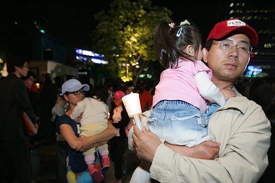 이날 촛불문화제는 아이들과 함께 가족단위로 온 시민들이 많았다. [사진-통일뉴스 조성봉 기자]
