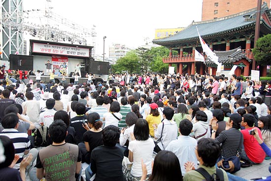 3일 오후, 서울 종각 앞에서 '광우병 잡는 날' 범국민 문화제가 열렸다. [사진-통일뉴스 조성봉 기자]
