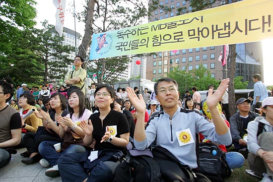 시민들이 범국민 문화제를 보며 박수를 치고 있다. [사진-통일뉴스 조성봉 기자]