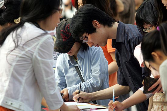 '광우병 쇠고기 수입개방 반대'서명운동에 참여하고 있는 시민들.[사진-통일뉴스 조성봉 기자]