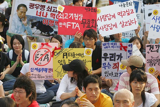 대규모 촛불문화제가 이틀째로 접어들면서 참가자들의 준비물도 더 다양해졌다. 
[사진-통일뉴스 조성봉 기자]