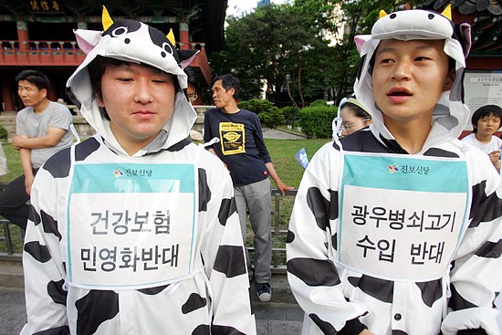 '광우병 쇠고기' 복장을 입고 참여한 학생들. [사진-통일뉴스 조성봉 기자]
