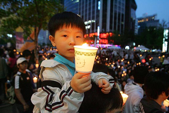 촛불문화제에는 부모 손을 잡고 온 아이들도 많았다. [사진-통일뉴스 조성봉 기자]