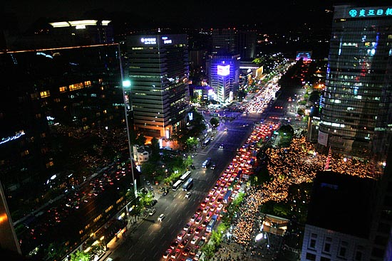 청계광장을 가득메운 촛불. [사진-통일뉴스 조성봉 기자]