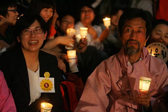 민주노동당 강기갑 의원(오른쪽)과 이정희 당선자. [사진-통일뉴스 조성봉 기자]