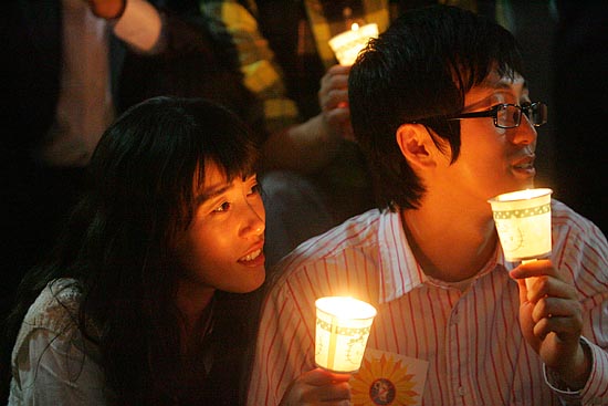 촛불문화제에 함께 온 연인들의 모습도 눈에 띄었다.[사진-통일뉴스 조성봉 기자]