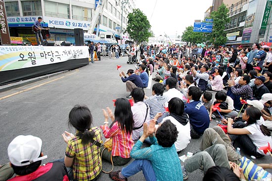 금남로에는 5.18정신계승을 위한 다양한 '문화마당'이 진행됐다.[사진-통일뉴스 조성봉 기자]