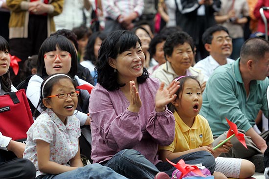 5.18정신 계승을 위한 거리공연을 보고 박수를 치는 시민들.[사진-통일뉴스 조성봉 기자]