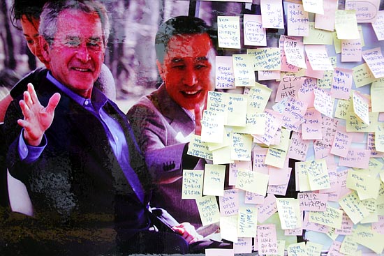시민들이 이명박 대통령에게 하고 싶은 말을 포스트잇에 써서 붙여 놓았다. [사진-통일뉴스 조성봉 기자]
