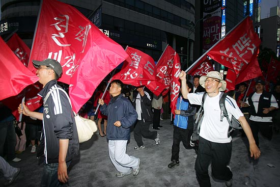 노동자들은 '광우병 쇠고기 수입반대','의료보험민영화 저지'등의 구호가 적힌 깃발을 들고 금남로 거리 행진에 참가했다. [사진-통일뉴스 조성봉 기자]