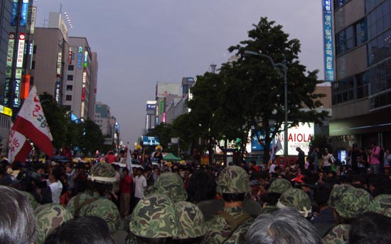 금남로 거리에서 재현된 진압군과 시민군의 대치.[사진-통일뉴스  이계환 기자]