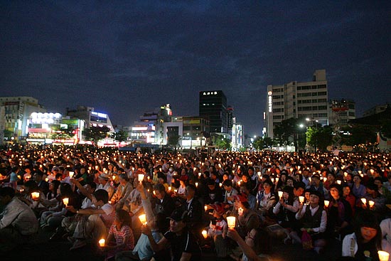 5.18전야제 행사는 1만여명의 시민들이 참여한 가운데 금남로에서 촛불문화제로 진행됐다.[사진-통일뉴스 조성봉 기자]