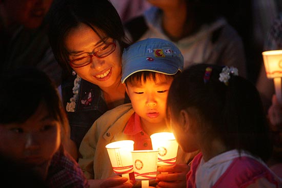 5.18전야제 행사에 가족단위로 참가한 시민들의 모습도 눈에 띈다.[사진-통일뉴스 조성봉 기자]