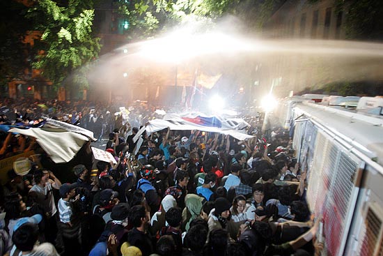 1일 새벽 '협상무효, 고시철회'를 위해 청와대로 진출하려는 시민들에게 경찰은 직격으로 물대포를 쏘아대며 막아나섰다.[사진-통일뉴스 조성봉 기자]